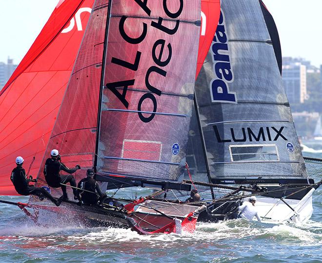 Alcatel One Touch takes Limix wind away on a North East spinnaker run © Frank Quealey